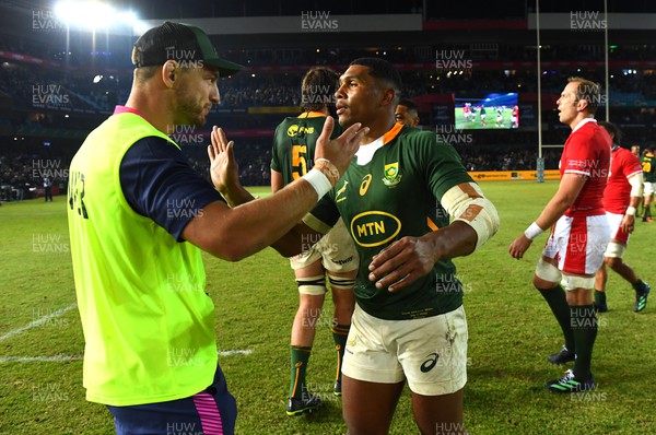 020722 - South Africa v Wales - Castle Lager Incoming Series 2022 First Test - Handre Pollard celebrates with Damian Willemse of South Africa at the end of the game