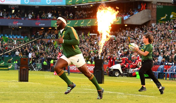 020722 - South Africa v Wales - Castle Lager Incoming Series 2022 First Test - Siya Kolisi of South Africa leads out his side