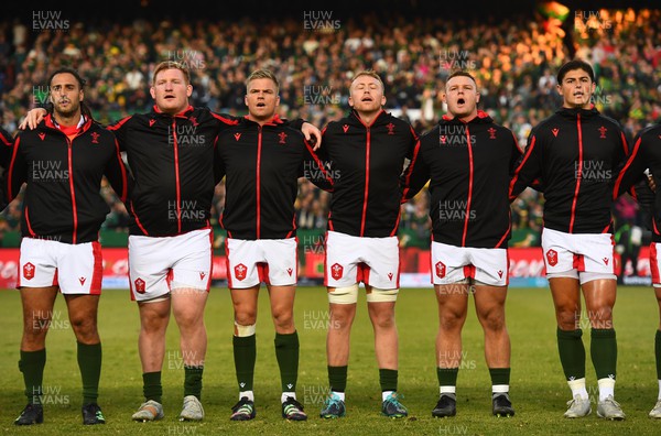 020722 - South Africa v Wales - Castle Lager Incoming Series 2022 First Test - Josh Navidi, Rhys Carre, Gareth Anscombe, Tommy Reffell, Dewi Lake, Louis Rees-Zammit of Wales during the anthems