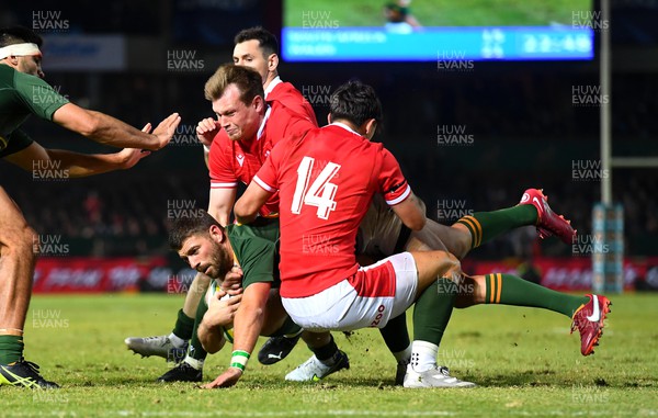 020722 - South Africa v Wales - Castle Lager Incoming Series 2022 First Test - Willie le Roux of South Africa is tackled by Nick Tompkins and Louis Rees-Zammit of Wales