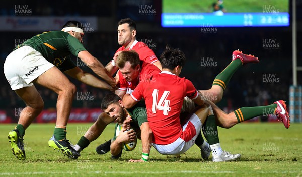 020722 - South Africa v Wales - Castle Lager Incoming Series 2022 First Test - Willie le Roux of South Africa is tackled by Nick Tompkins and Louis Rees-Zammit of Wales