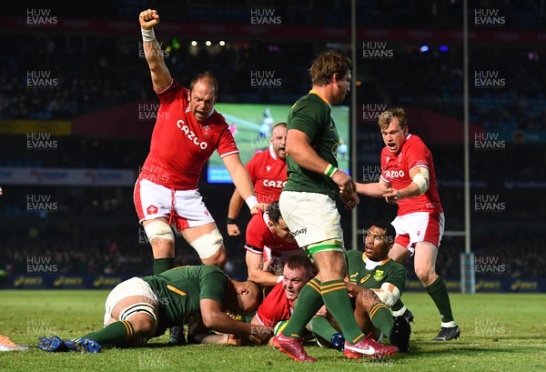 020722 - South Africa v Wales - Castle Lager Incoming Series 2022 First Test - Alun Wyn Jones, Dillon Lewis and Nick Tompkins of Wales  celebrate Dewi Lake try