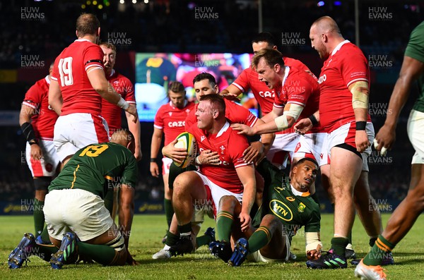 020722 - South Africa v Wales - Castle Lager Incoming Series 2022 First Test - Dewi Lake of Wales celebrates scoring try with Alun Wyn Jones, Tommy Reffell, Tomos Williams, Owen Watkin, Nick Tompkins and Dillon Lewis