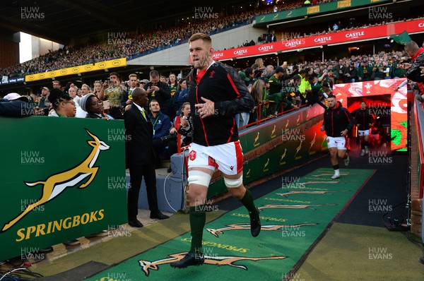 020722 - South Africa v Wales - Castle Lager Incoming Series 2022 First Test - Dan Lydiate of Wales runs out