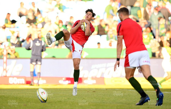 020722 - South Africa v Wales - Castle Lager Incoming Series 2022 First Test - Louis Rees-Zammit of Wales during the warm up
