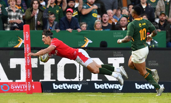 020722 - South Africa v Wales - Castle Lager Incoming Series 2022 First Test - Louis Rees-Zammit of Wales goes over the line to score a try
