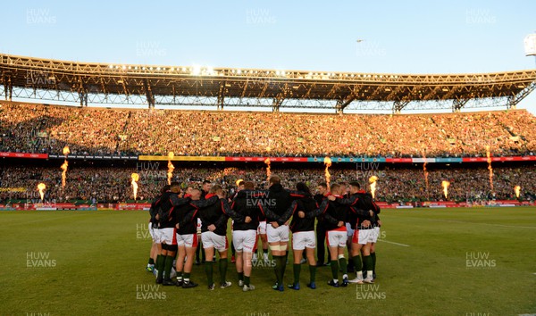 020722 - South Africa v Wales - Castle Lager Incoming Series 2022 First Test - Wales players huddle ahead of kick off
