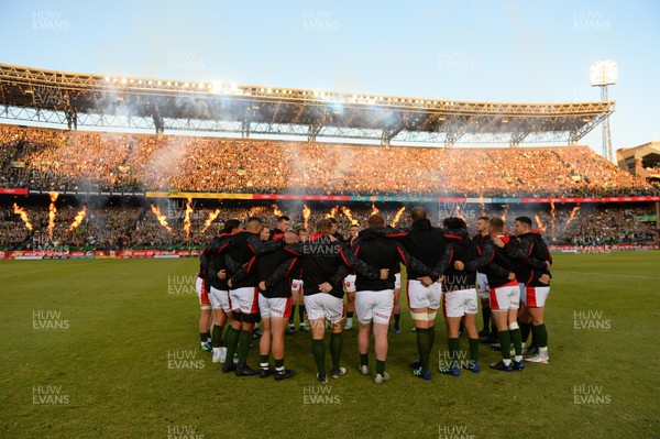 020722 - South Africa v Wales - Castle Lager Incoming Series 2022 First Test - Wales players huddle ahead of kick off