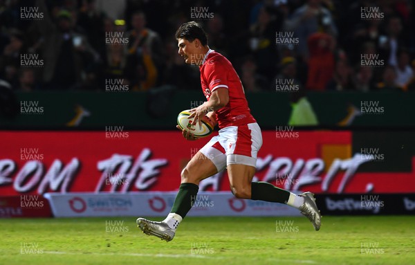 020722 - South Africa v Wales - Castle Lager Incoming Series 2022 First Test - Louis Rees-Zammit of Wales scores his sides second try