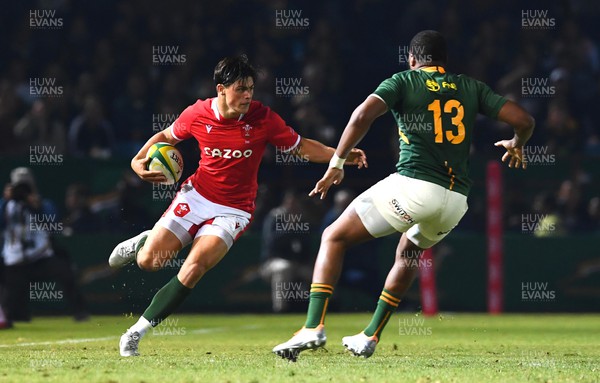 020722 - South Africa v Wales - Castle Lager Incoming Series 2022 First Test - Louis Rees-Zammit of Wales gets past Lukhanyo Am of South Africa