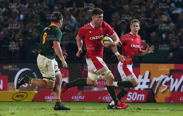 020722 - South Africa v Wales - Castle Lager Incoming Series 2022 First Test - Will Rowlands of Wales takes on Jasper Wiese of South Africa