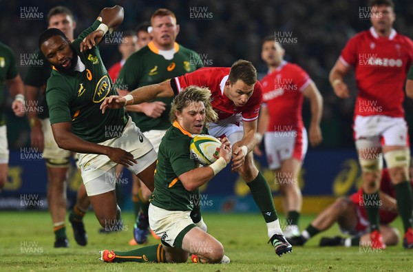 020722 - South Africa v Wales - Castle Lager Incoming Series 2022 First Test - Faf de Klerk of South Africa is tackled by Liam Williams of Wales