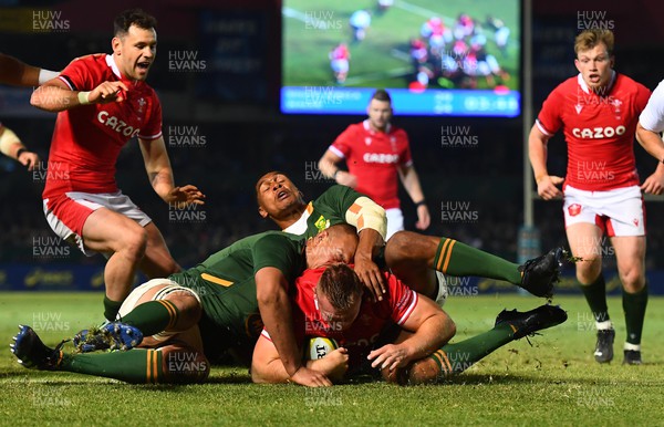 020722 - South Africa v Wales - Castle Lager Incoming Series 2022 First Test - Dewi Lake of Wales scores try