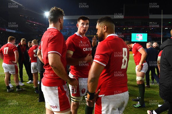 020722 - South Africa v Wales - Castle Lager Incoming Series 2022 First Test - Will Rowlands, Adam Beard and Taulupe Faletau of Wales at the end of the game