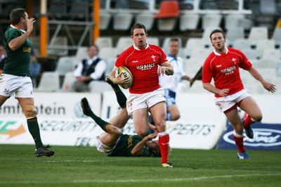 07.06.08 South Africa v Wales, Bloemfontein... Wales Shane Williams beats tackle by Percy Montgomery to score try.  