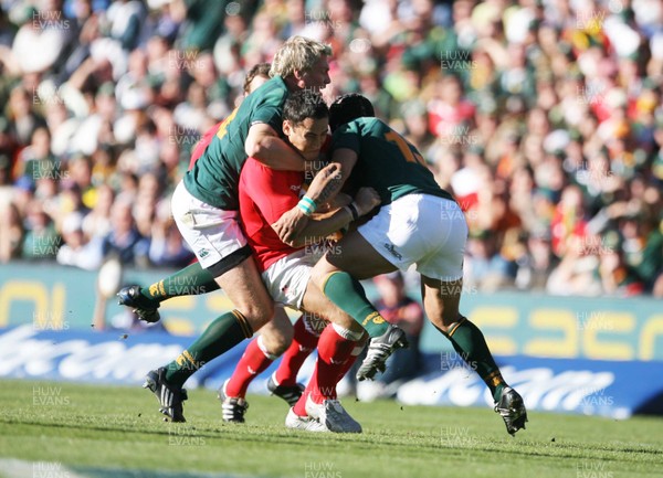 07.06.08 South Africa v Wales, Bloemfontein... Wales sonny Parker is engulfed by South Africa's Jean de Villiers and Adrian Jacobs.   