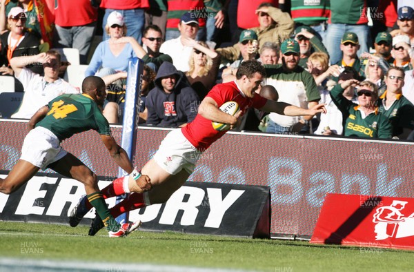 07.06.08 South Africa v Wales, Bloemfontein... Wales Jamie Roberts dives in to score try   