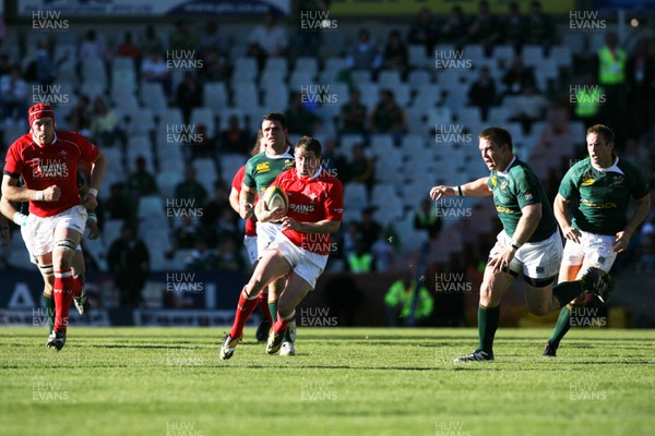 07.06.08 South Africa v Wales, Bloemfontein... Wales Shane Williams splits the South African defences.   