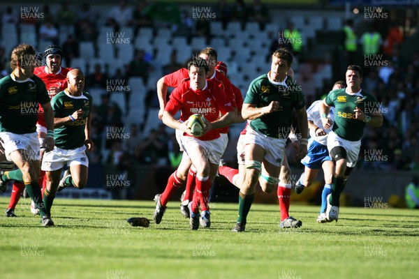 07.06.08 South Africa v Wales, Bloemfontein... Wales Stephen Jones splits the South African defences.   