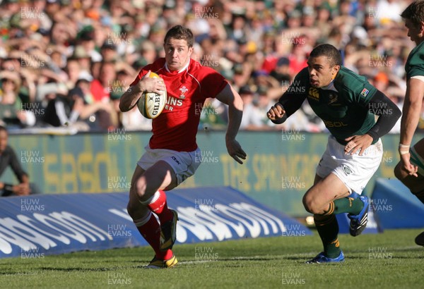 07.06.08 South Africa v Wales, Bloemfontein... Wales Shane Williams goes past South Africa's Bryan Habana.   