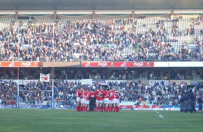 08.06.02  S.AFRICA v WALES, Bloemfontein... Team Huddle before match. 
