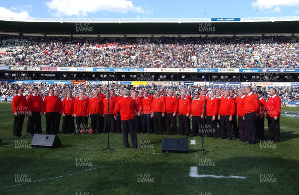 08.06.02  S.AFRICA v WALES, Bloemfontein... A Welsh Choir sings before the match. 