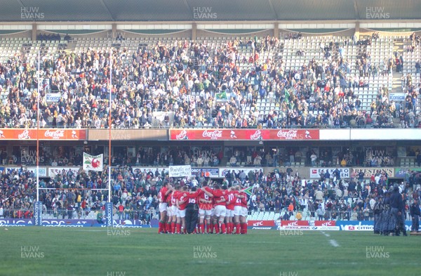 08.06.02  S.AFRICA v WALES, Bloemfontein... Team Huddle before match. 