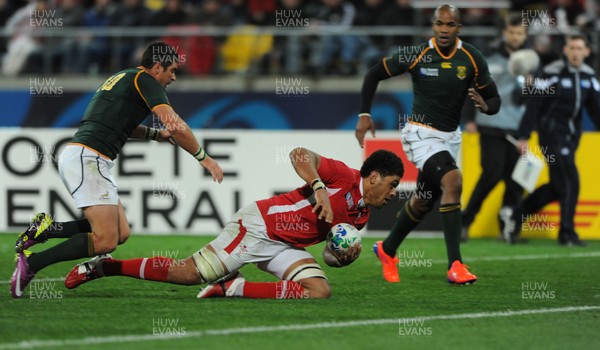11.09.11 - South Africa v Wales - Rugby World Cup 2011 - Toby Faletau of Wales dives in to score try. 