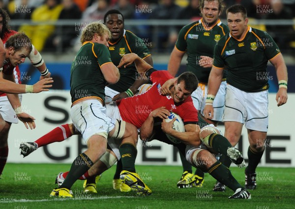 11.09.11 - South Africa v Wales - Rugby World Cup 2011 - Sam Warburton of Wales drives through. 