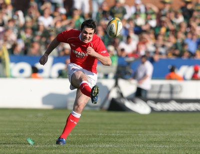 14.06.08 South Africa v Wales (Second Test)... Wales' Stephen Jones kcks a penalty.  
