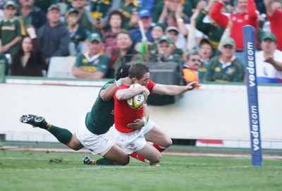 14.06.08 South Africa v Wales (Second Test)... Wales' Shane Williams beats South Africa's Adrian Jacobs to score try.  