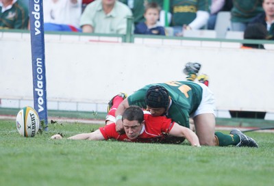 14.06.08 South Africa v Wales (Second Test)... Wales' Shane Williams beats South Africa's Adrian Jacobs to score try.  