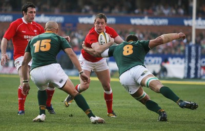 14.06.08 South Africa v Wales (Second Test)... Wales' Shane Williams takes on South Africa's Piers Spies.  
