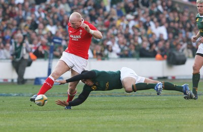 14.06.08 South Africa v Wales (Second Test)... Wales' Tom Shanklin kicks past a diving South Africa's Bryan Habana. 