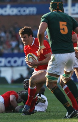 14.06.08 South Africa v Wales (Second Test)... Wales' Jamie Roberts looks for a way past South Africa's Andries Bekker. 