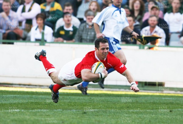 14.06.08 South Africa v Wales (Second Test)... Wales' Gareth Cooper scores try.  