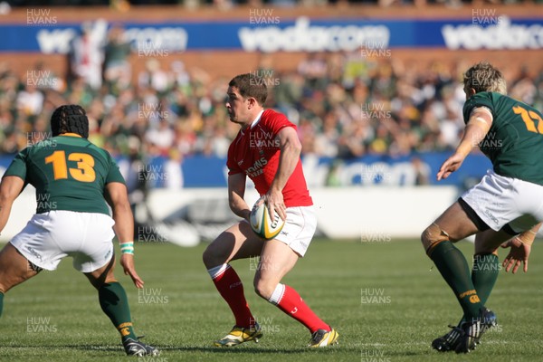 14.06.08 South Africa v Wales (Second Test)... Wales' Shane Williams passes past South Africa's Adrian Jacobs.  