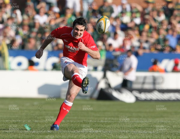 14.06.08 South Africa v Wales (Second Test)... Wales' Stephen Jones kcks a penalty.  