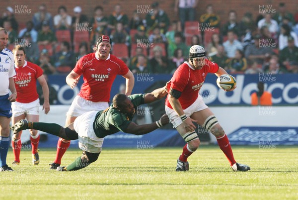 14.06.08 South Africa v Wales (Second Test)... Wales' Ryan Jones beats tackle by South Africa's Gurthro Steenkamp.  