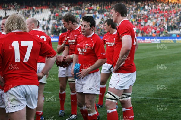 14.06.08 South Africa v Wales (Second Test)... Wales' Stephen Jones and the rest of the players dejected at the final whistle. 