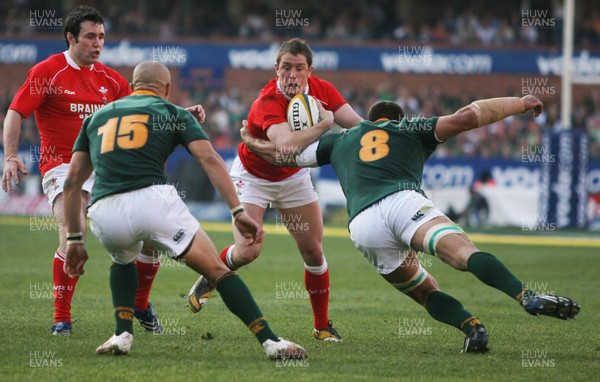 14.06.08 South Africa v Wales (Second Test)... Wales' Shane Williams takes on South Africa's Piers Spies.  