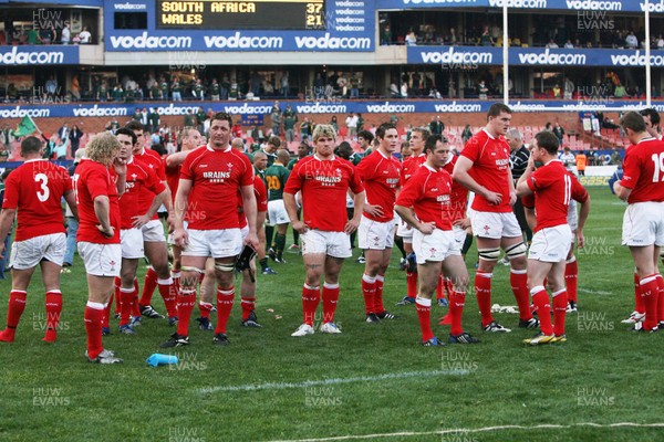 14.06.08 South Africa v Wales (Second Test)... Wales' players dejected at the final whistle.  