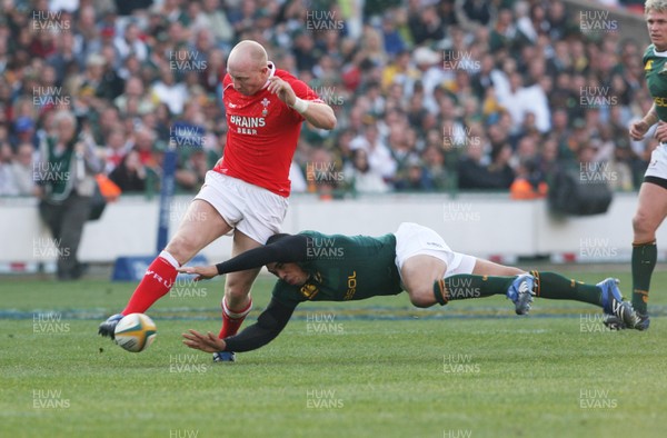 14.06.08 South Africa v Wales (Second Test)... Wales' Tom Shanklin kicks past a diving South Africa's Bryan Habana. 