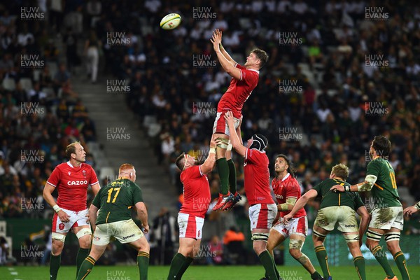 160722 - South Africa v Wales - Castle Lager Incoming Series 2022 Third Test - Will Rowlands of Wales takes line out ball