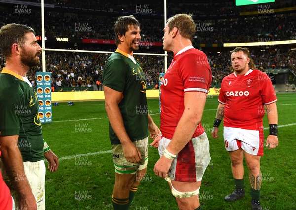 160722 - South Africa v Wales - Castle Lager Incoming Series 2022 Third Test - Eben Etzebeth of South Africa and Alun Wyn Jones of Wales at the end of the game