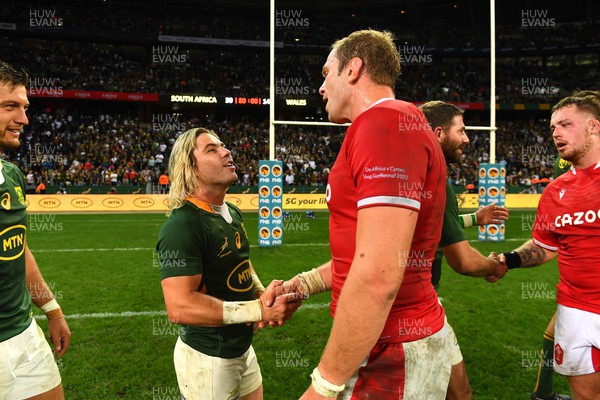 160722 - South Africa v Wales - Castle Lager Incoming Series 2022 Third Test - Faf de Klerk of South Africa and Alun Wyn Jones of Wales at the end of the game