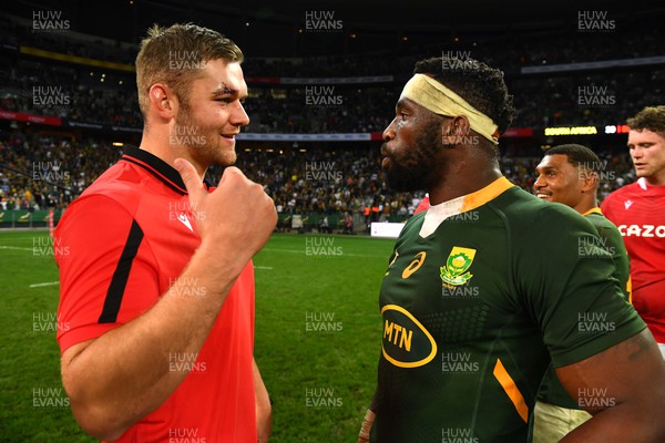 160722 - South Africa v Wales - Castle Lager Incoming Series 2022 Third Test - Dan Lydiate of Wales and Siya Kolisi of South Africa at the end of the game