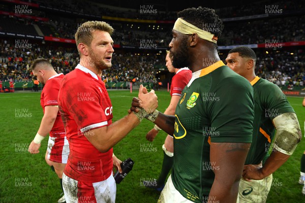 160722 - South Africa v Wales - Castle Lager Incoming Series 2022 Third Test - Dan Biggar of Wales and Siya Kolisi of South Africa at the end of the game
