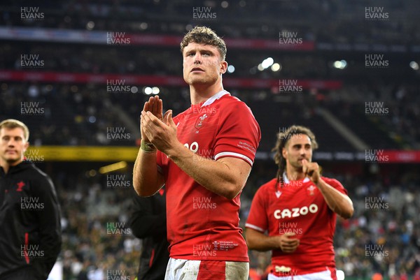 160722 - South Africa v Wales - Castle Lager Incoming Series 2022 Third Test - Will Rowlands of Wales applauds supporters at the end of the game