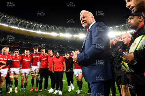 160722 - South Africa v Wales - Castle Lager Incoming Series 2022 Third Test - Wales head coach Wayne Pivac talks to players at the end of the game